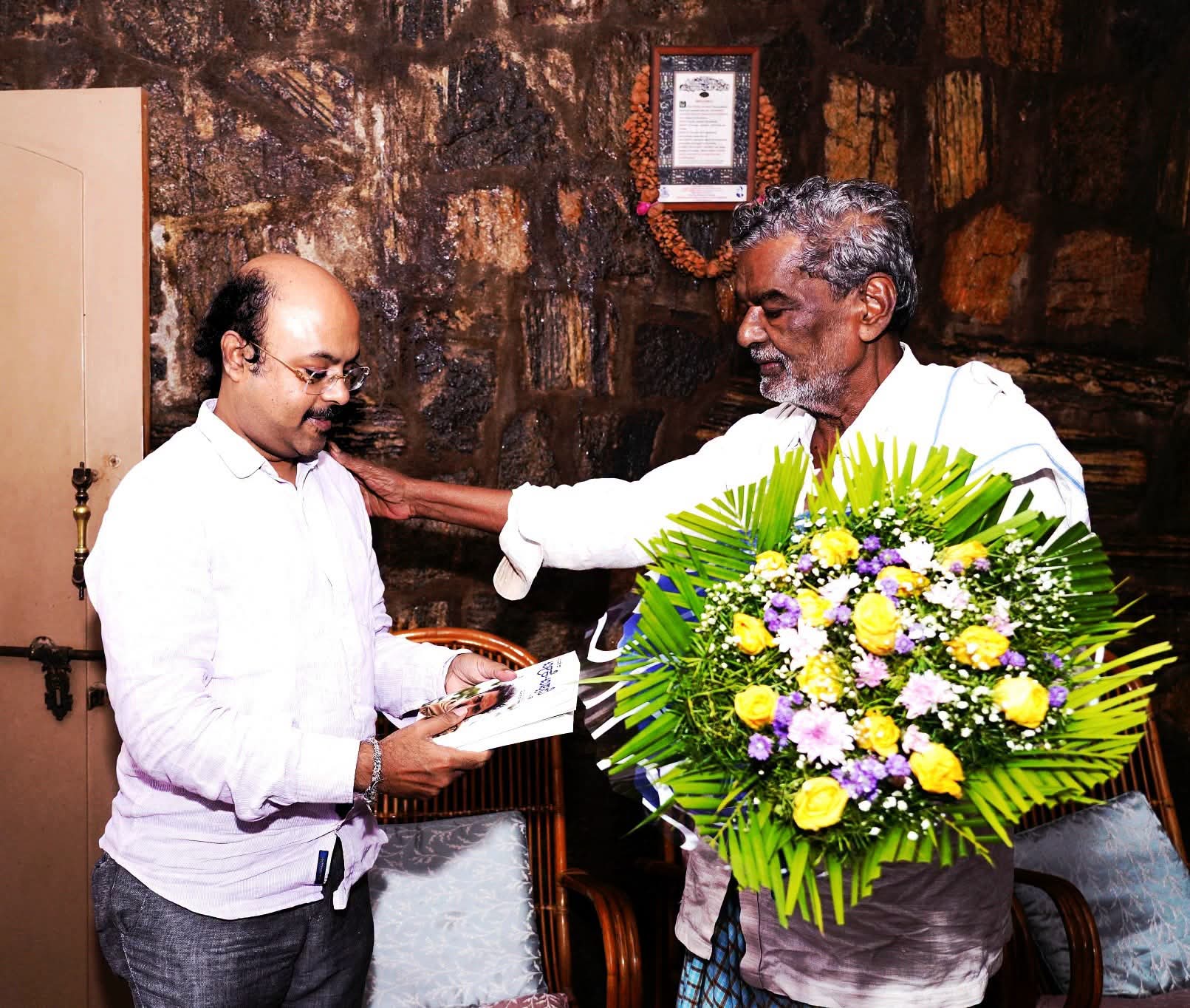 ಸಾಹಿತಿ ದೇವನೂರು ಮಹಾದೇವರನ್ನು ಭೆಟ್ಟಿಯಾದ ಸಚಿವ ಯತೀಂದ್ರ ಸಿದ್ಧರಾಮಯ್ಯ