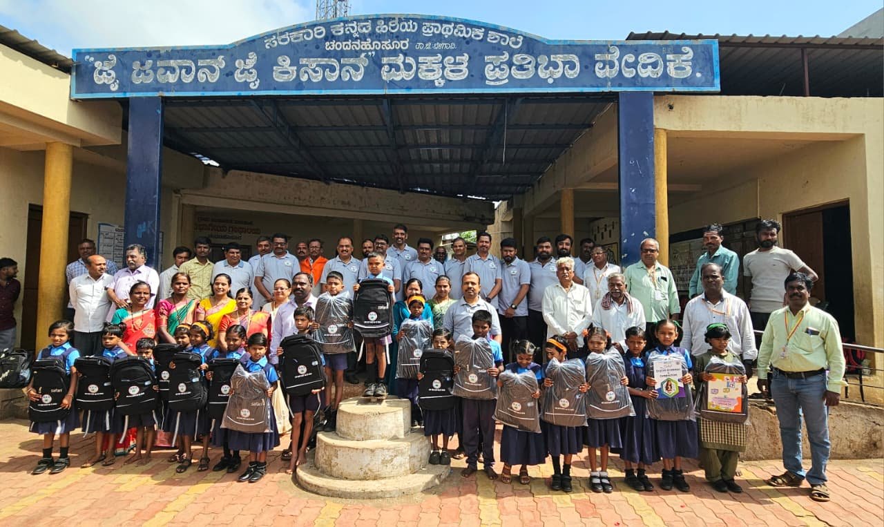 ಬಸವ ಕಾಯಕಜೀವಿಗಳ ಸಂಘದಿಂದ ವಿದ್ಯಾರ್ಥಿಗಳಿಗೆ ಶಾಲಾ ಬ್ಯಾಗ್, ಪುಸ್ತಕ ವಿತರಣೆ