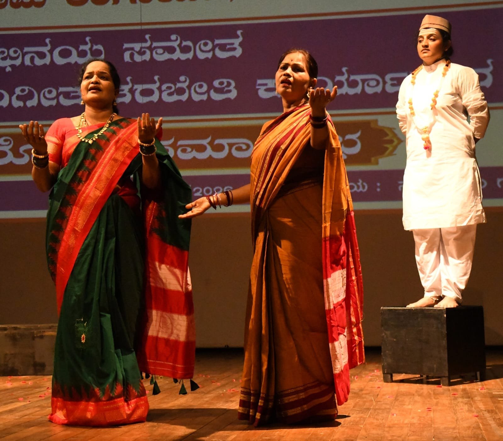 ಹಳ್ಳಿಗಳಲ್ಲಿ ವರ್ಷಕ್ಕೆ ನೂರು ಕೋಟಿ ವೆಚ್ಚಮಾಡಿ 18 ಸಾವಿರ ನಾಟಕಗಳನ್ನು ಮಾಡಲಾಗುತ್ತದೆ : ರಂಗಾಯಣ ನಿರ್ದೇಶಕ ಮಲ್ಲಿಕಾರ್ಜುನ ಕಡಕೋಳ